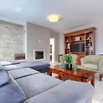 Vila Babudri By Interhome