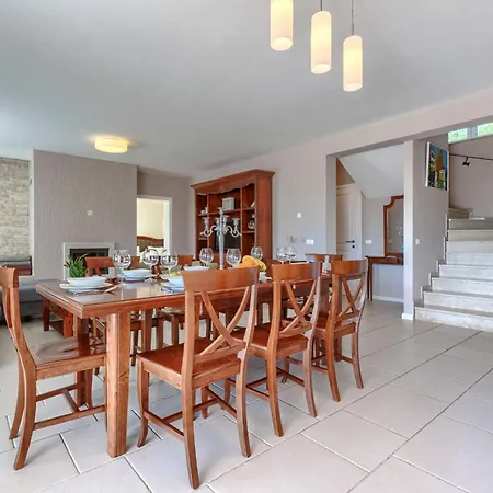 Babudri By Interhome Vila
